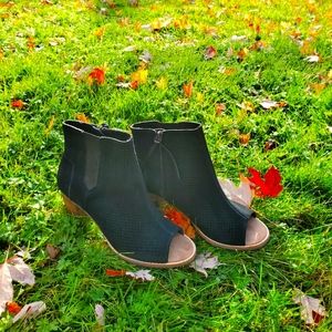 TOMS Majorca Peep Toe Stucco Heels Booties Size 7.5